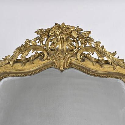 Important miroir de cheminée en bois et stuc...