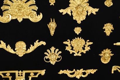 Importante paire de cabinets à profil trapézoïdal,...