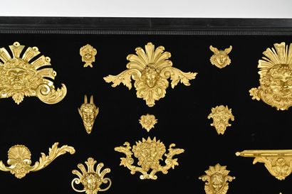 Importante paire de cabinets à profil trapézoïdal,...