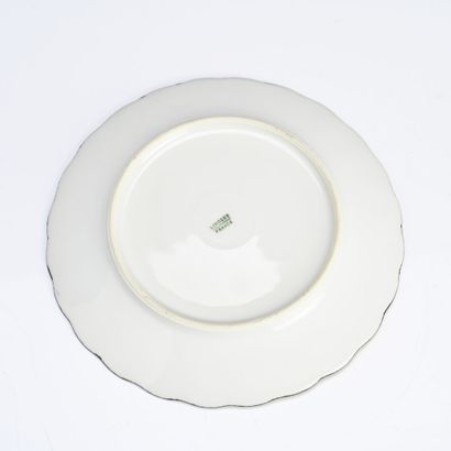 Douze assiettes à dessert en porcelaine peintes,...