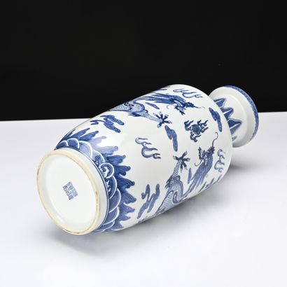 Chine, travail moderne, 
Vase balustre en...