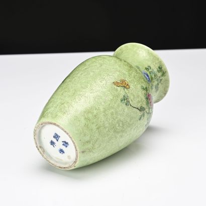 Chine fin XIXe siècle, 
Petit vase de forme...