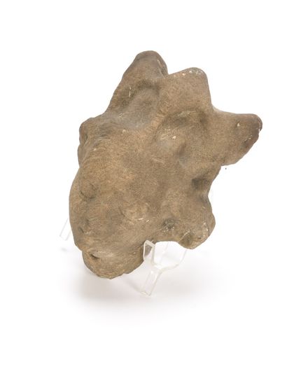 Tête de femme en pierre calcaire sculpté...
