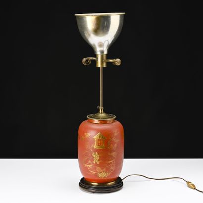 Lampe formé d'un vase à décor laqué rouge...