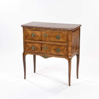 Petite commode sauteuse en bois de placage...