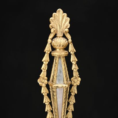 Applique en bois sculpté en forme de lanterne...