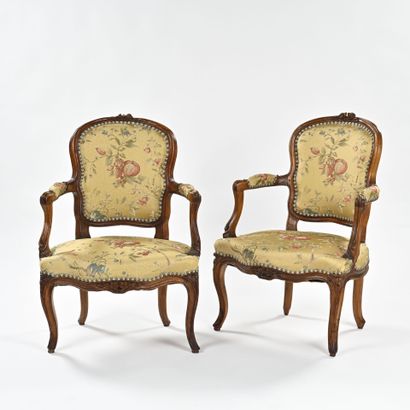 Paire de fauteuils en bois naturel mouluré...