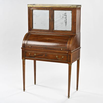 Petit bureau à cylindre en acajou et placage...