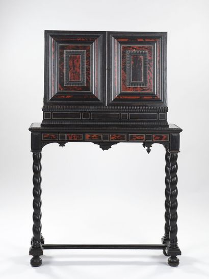 Importante paire de cabinets à profil trapézoïdal,...