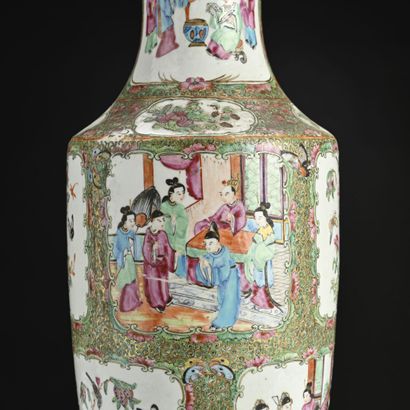 Chine, Vase balsutre en porcleaine de Canton....