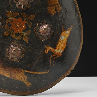 Inde, bouclier rondache en cuir peint 
Diam...