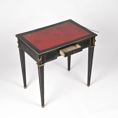 Bureau de dame en laque noir et garniture...