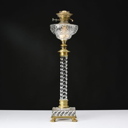 BACCARAT 
Lampe à pétrole en cristal torsadé...