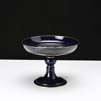 SEVRES 
Coupe sur pied en porcelaine à fond...