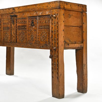 Coffre rectangulaire en bois d'Alep reposant...