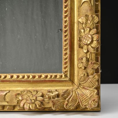 Miroir en bois doré et sculpté 
Epoque Louis...