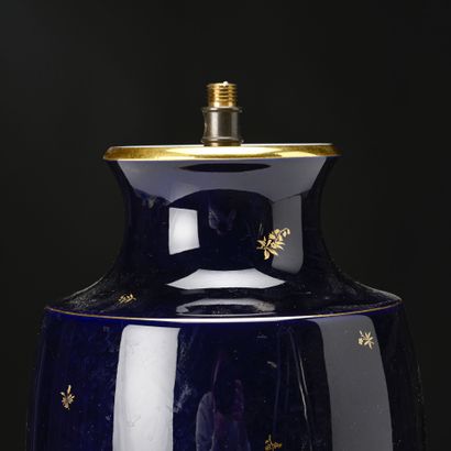SEVRES,
Vase balustre en porcelaine bleu...