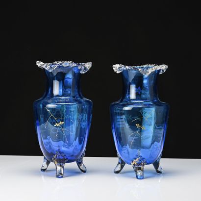 Paire de vases en verre teinté bleu et émail...