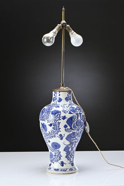 Chine XVIIIe siècle, 
Vase balustre en porcelaine...