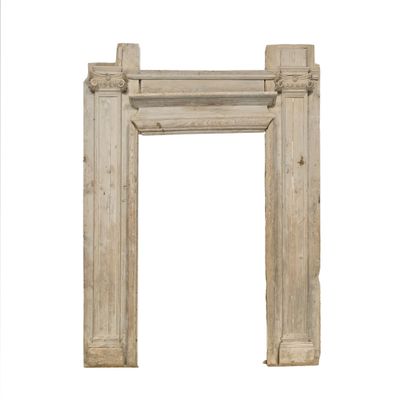 Encadrement de porte en bois laqué et sculpté,...