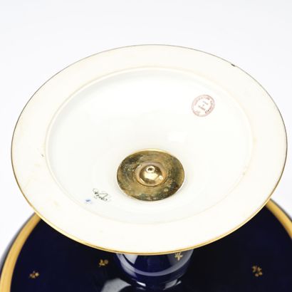 SEVRES 
Coupe sur pied en porcelaine à fond...