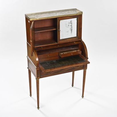 Petit bureau à cylindre en acajou et placage...