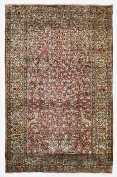 Iran, Tapis fond en laine et soie à motif...