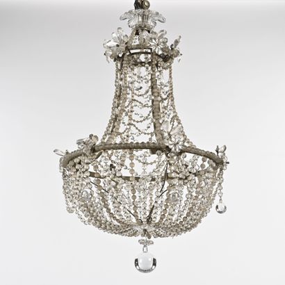 Lustre à lacets, pampilles en cristal taillé.
Vers...