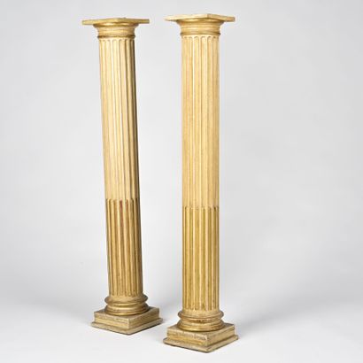 Paire de colonnes en bois laqué cannelé et...