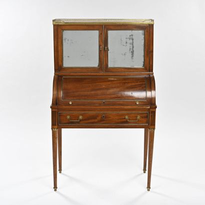 Petit bureau à cylindre en acajou et placage...