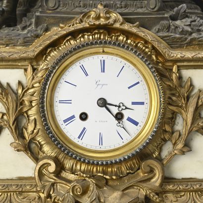 Pendule en marbre blanc de Carrare et bronze...