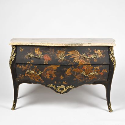 Commode galbée en laque noir et doré a l'imitation...