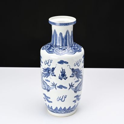 Chine, travail moderne, 
Vase balustre en...