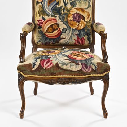 Suite de quatre fauteuils à dossier plat,...