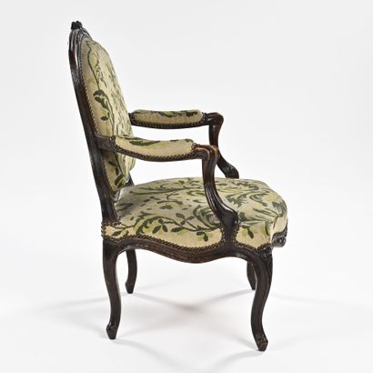 NOGARET à Lyon,
Fauteuil en noyer mouluré...