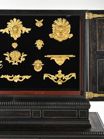 Importante paire de cabinets à profil trapézoïdal,...