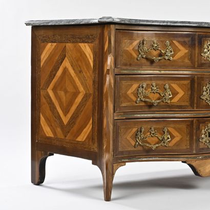 Commode Mazarine marquetée de losange en...