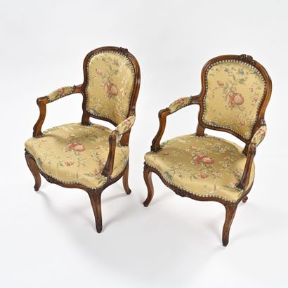 Paire de fauteuils en bois naturel mouluré...