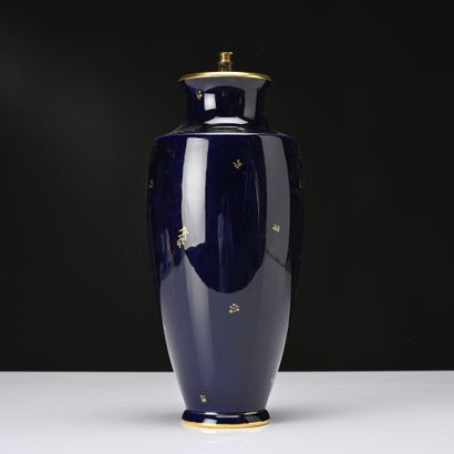 SEVRES,
Vase balustre en porcelaine bleu...
