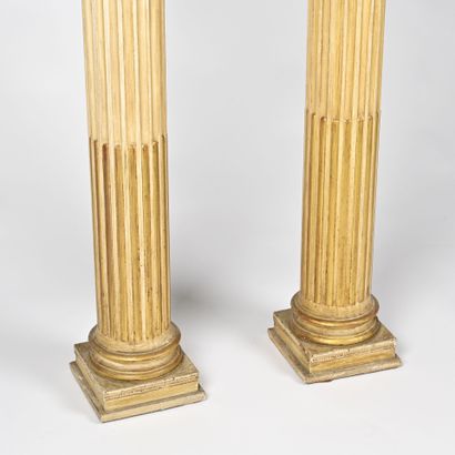 Paire de colonnes en bois laqué cannelé et...
