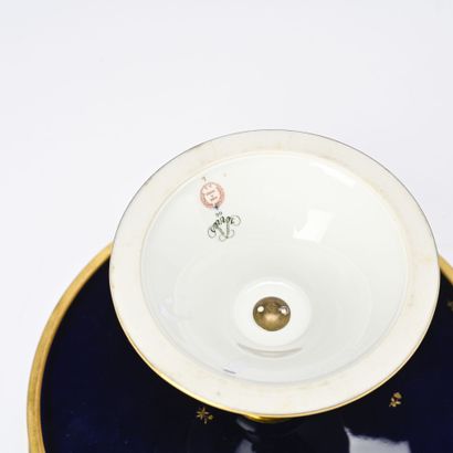 SEVRES, 
Coupe en porcelaine à décor bleu...