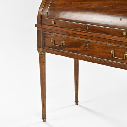 Petit bureau à cylindre en acajou et placage...