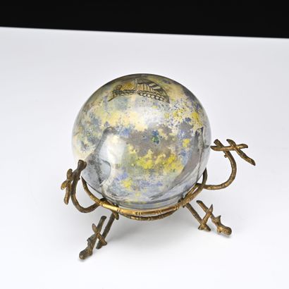Trois boules porte-perruque en verre soufflé...