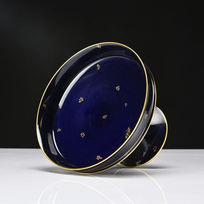 SEVRES, 
Coupe en porcelaine à décor bleu...