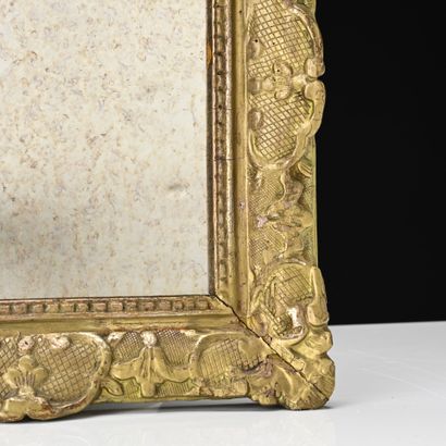 Miroir à fronton en bois sculpté et doré
Epoque...