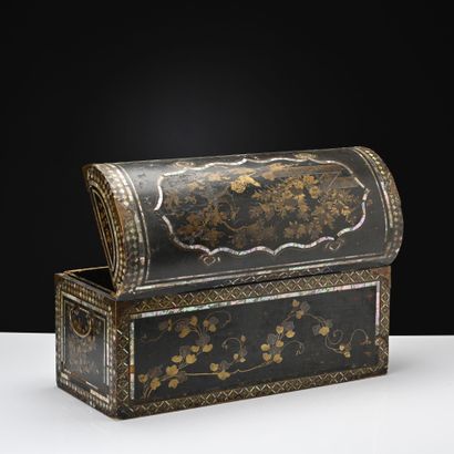 Japon période Edo , Coffret bombé, en bois...