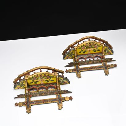 Deux paires d'étagères en bois laqué de fleurs...