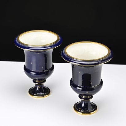 SEVRES 
Paire de vases medicis en porcelaine...