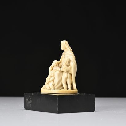 Le Bon Pasteur. 
sujet en ivoire sculpté....