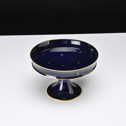 SEVRES, 
Coupe en porcelaine à décor bleu...